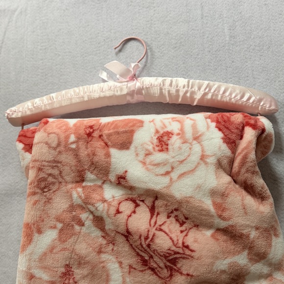 Girls floral rose pink plush throw coquette romantic grandmillennial blanket - Picture 3 of 7